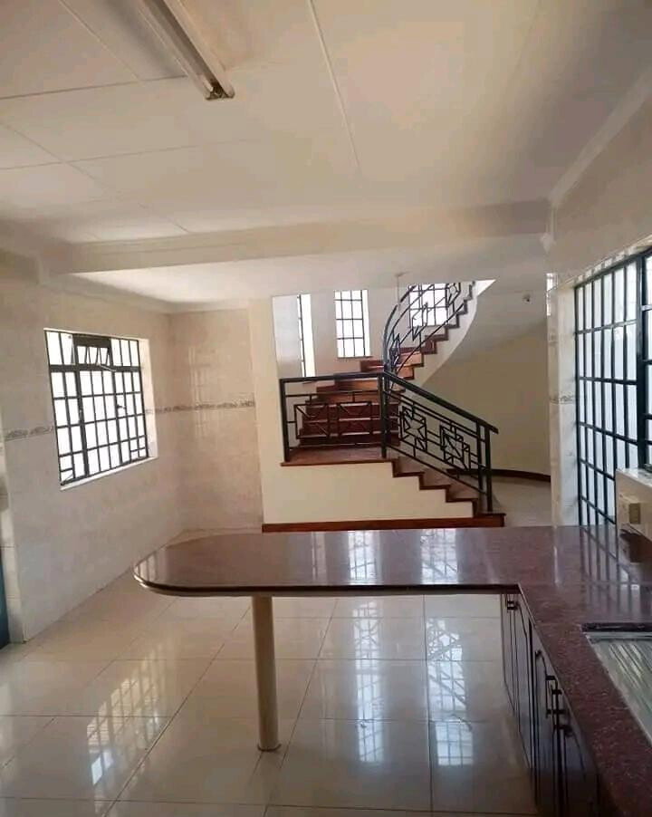 4-Ensuite Townhouse with Solar & Pool - Off Brookside Drive