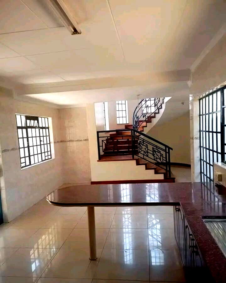 4-Ensuite Townhouse with Solar & Pool - Off Brookside Drive