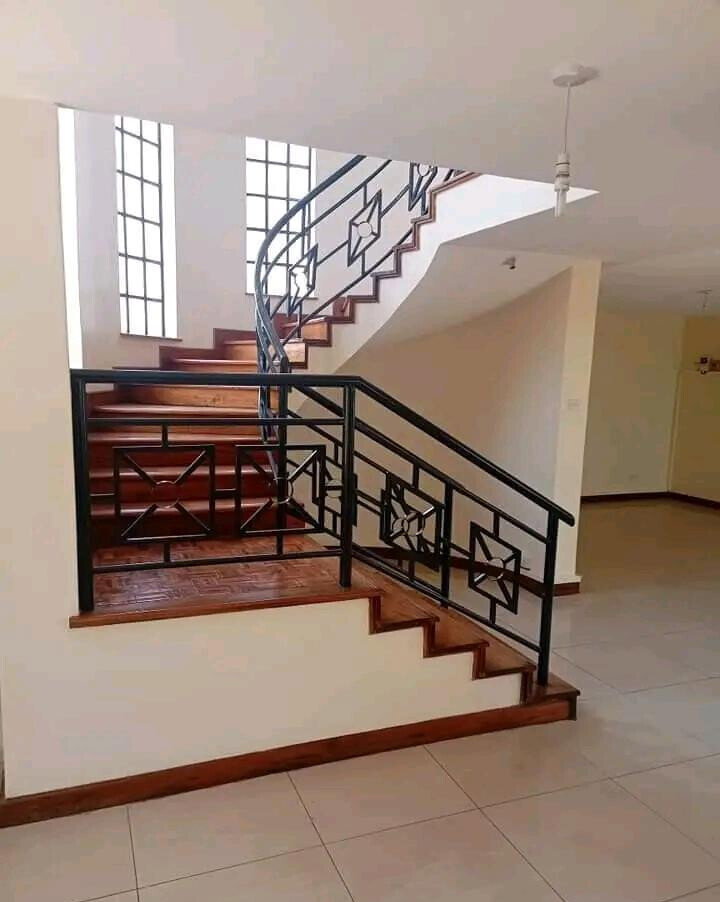 4-Ensuite Townhouse with Solar & Pool - Off Brookside Drive