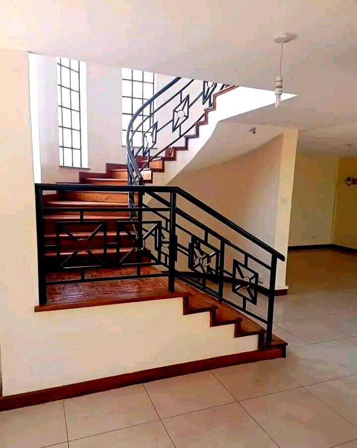 4-Ensuite Townhouse with Solar & Pool - Off Brookside Drive