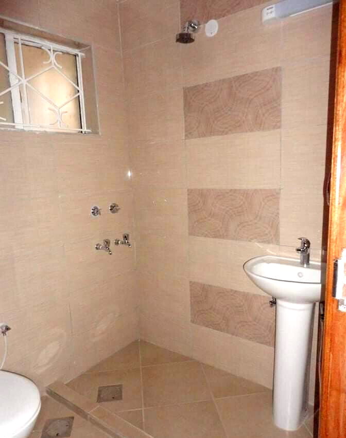 4-Bed Maisonette with DSQ & Wooden Floors - Lavington