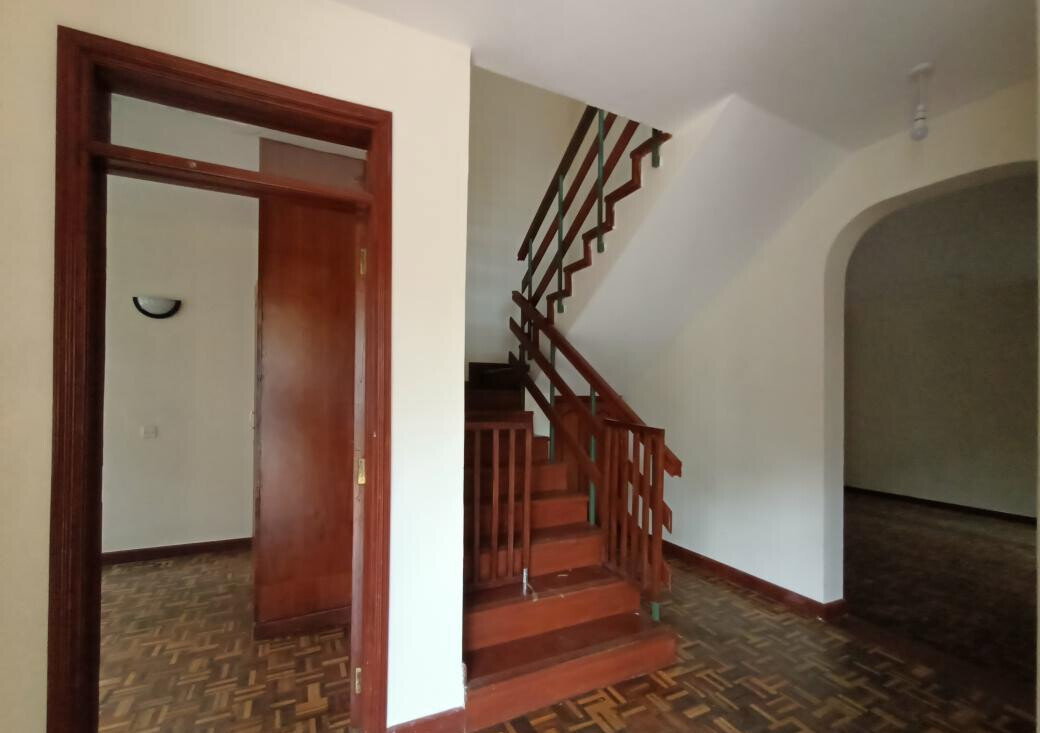 4-Bed Townhouse with Sunken Lounge & Pantry - Lavington