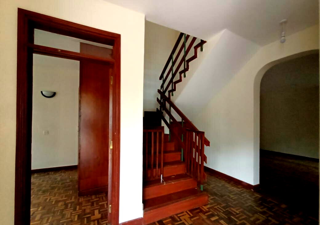 4-Bed Townhouse with Sunken Lounge & Pantry - Lavington