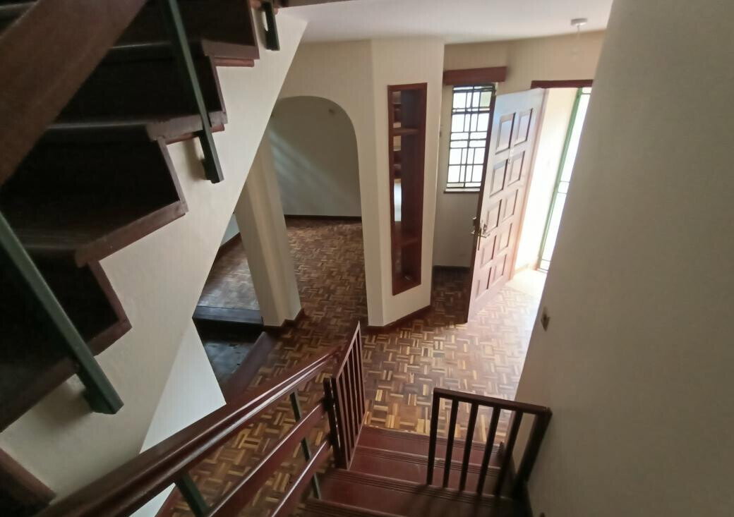 4-Bed Townhouse with Sunken Lounge & Pantry - Lavington