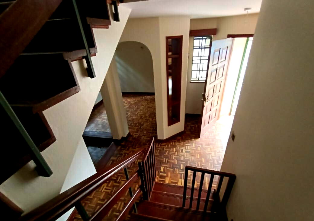 4-Bed Townhouse with Sunken Lounge & Pantry - Lavington