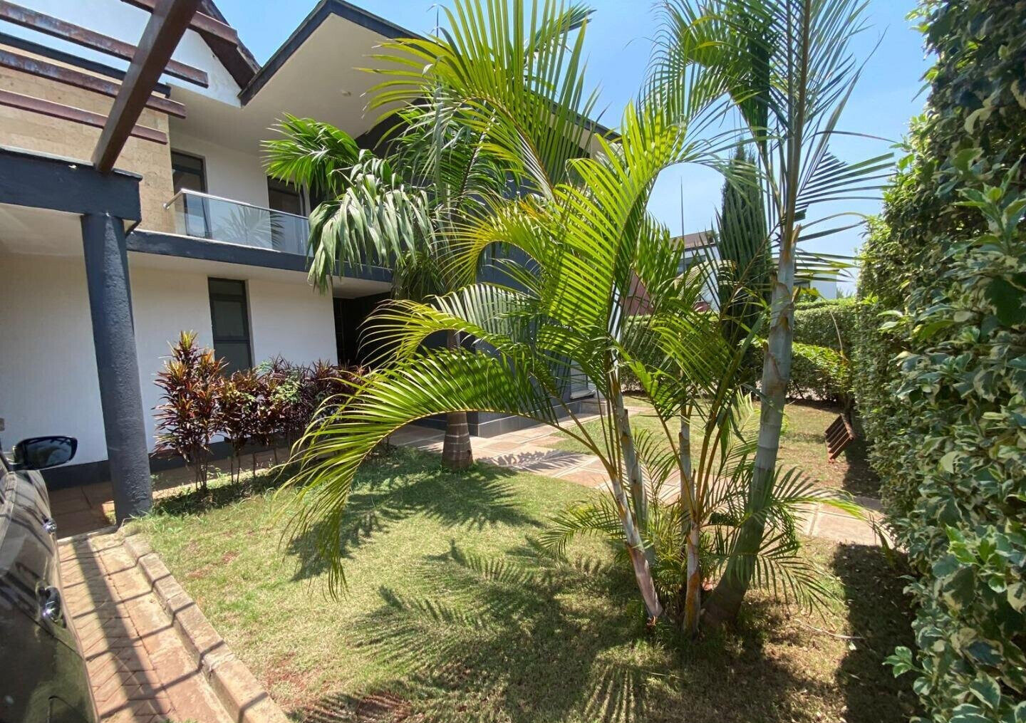 4BR Townhouse with DSQ on Quarter-Acre – Garden Estate