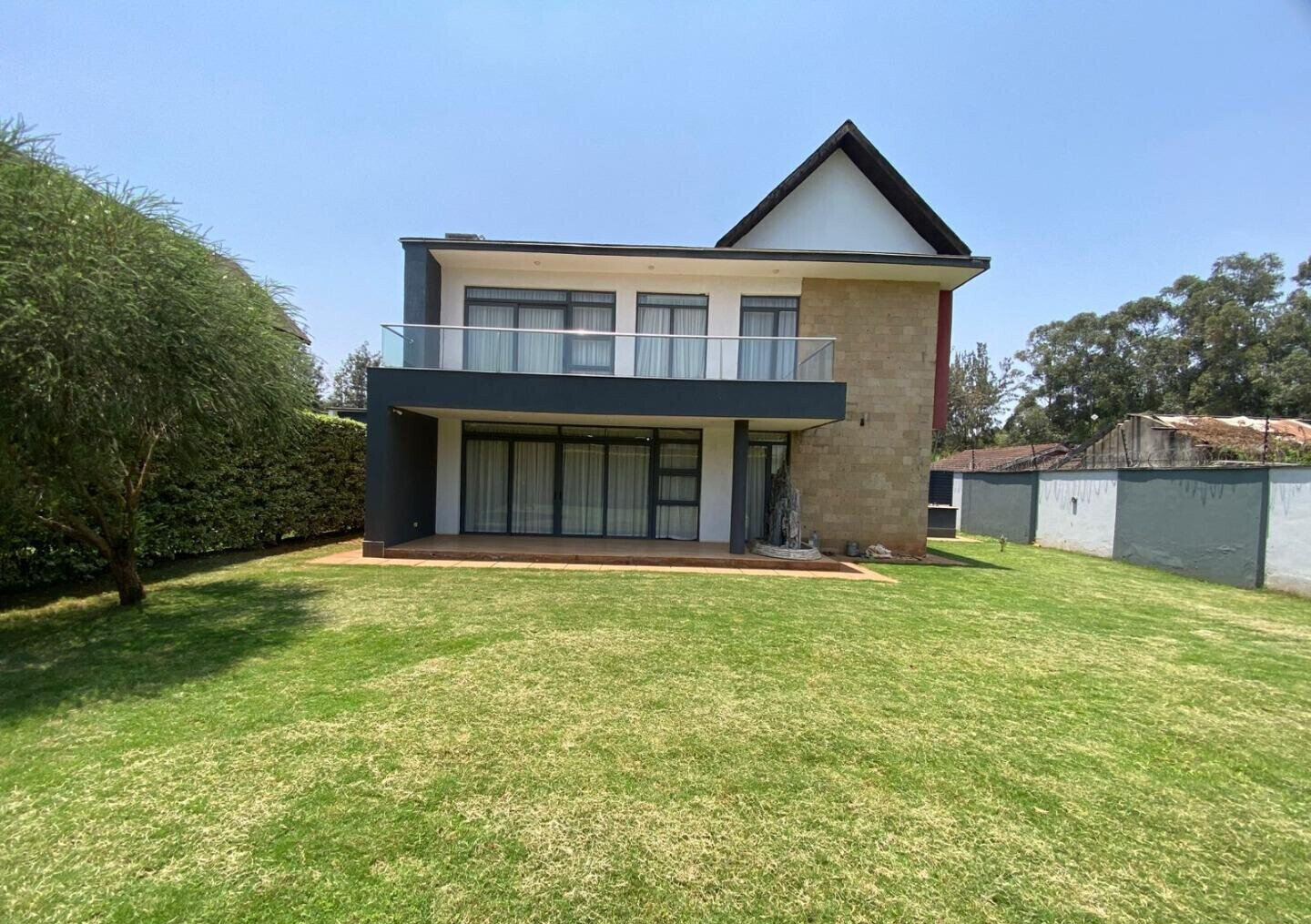 4BR Townhouse with DSQ on Quarter-Acre – Garden Estate