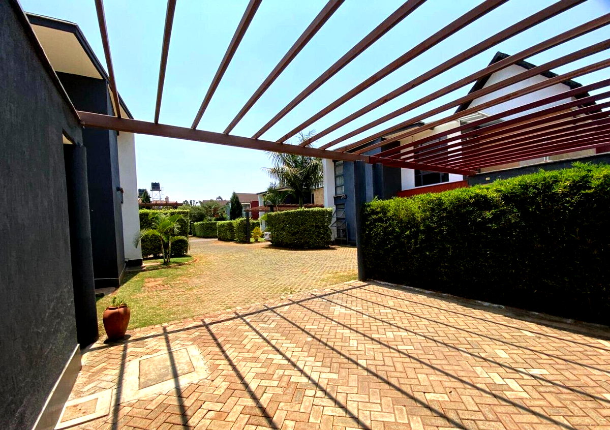 4BR Townhouse with DSQ on Quarter-Acre – Garden Estate