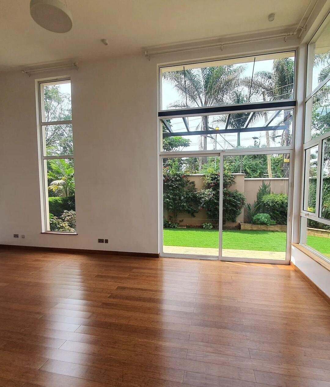 4BR Townhouse with DSQ & Backyard - Lavington Gated Community