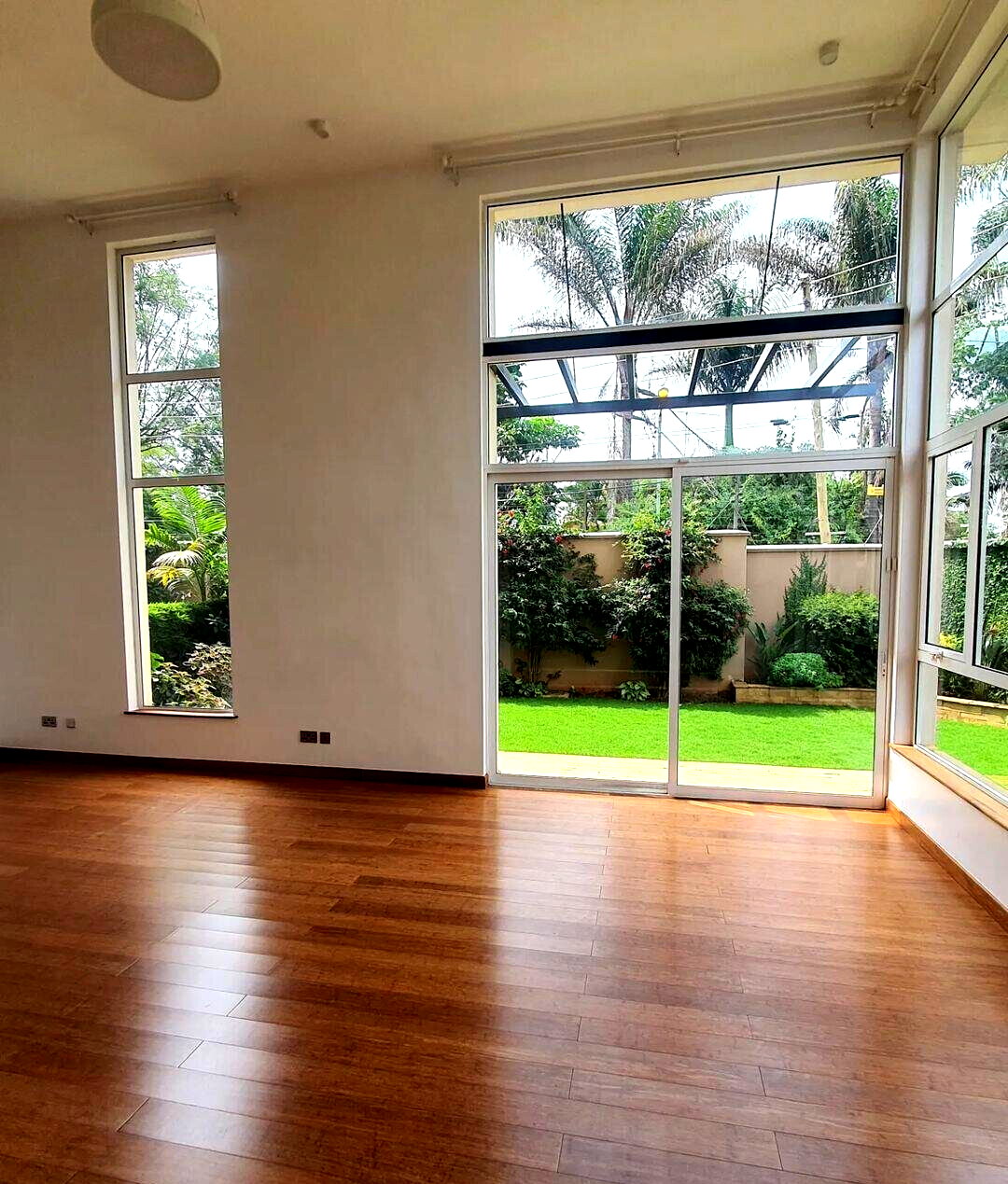 4BR Townhouse with DSQ & Backyard - Lavington Gated Community