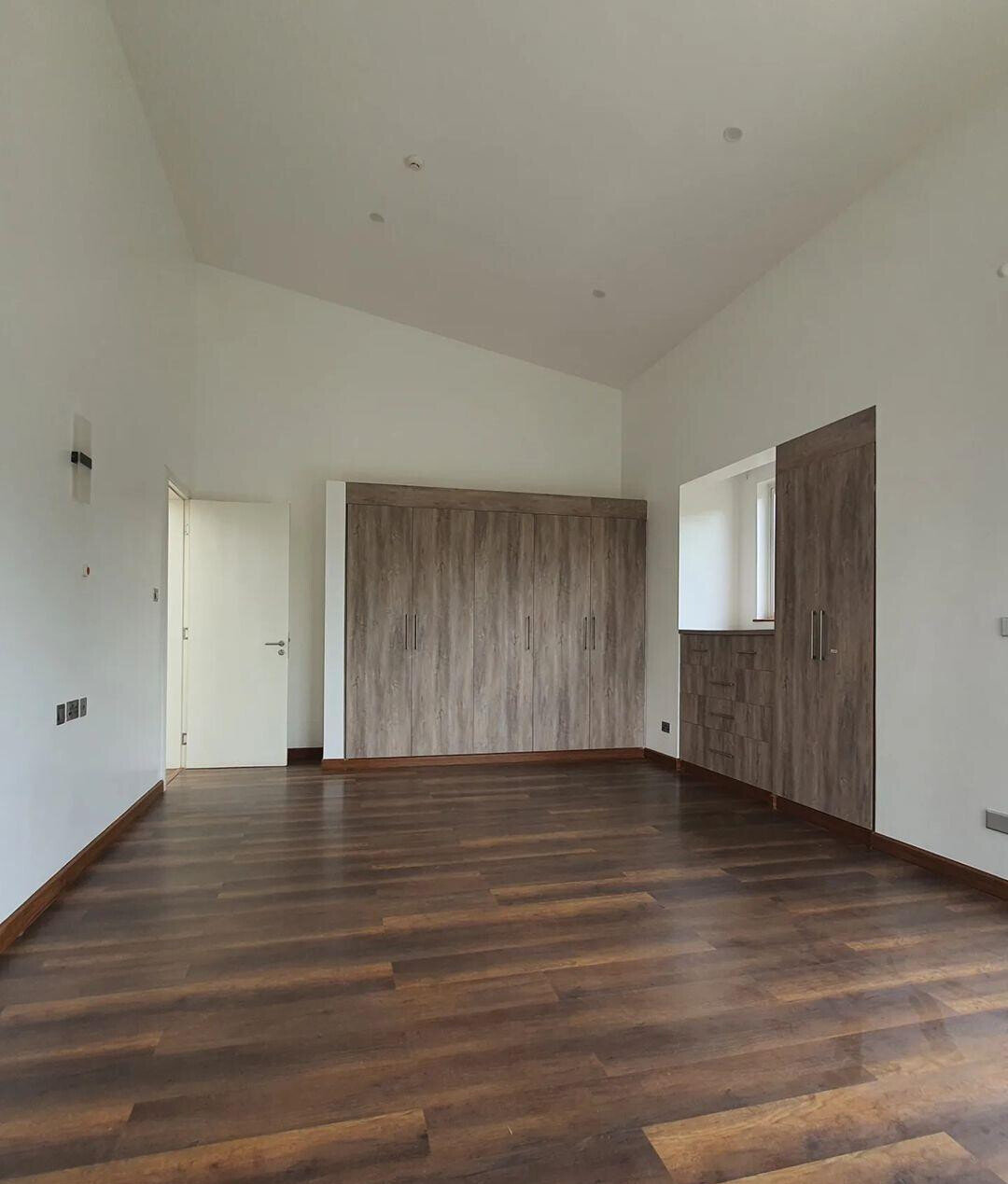 4BR Townhouse with DSQ & Backyard - Lavington Gated Community