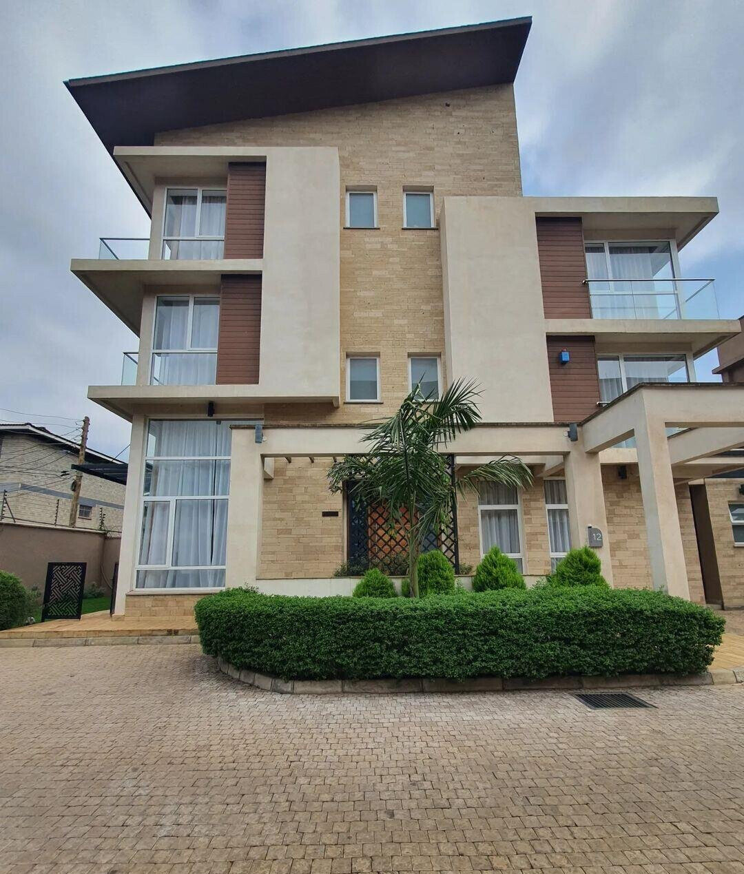 4BR Townhouse with DSQ & Backyard - Lavington Gated Community