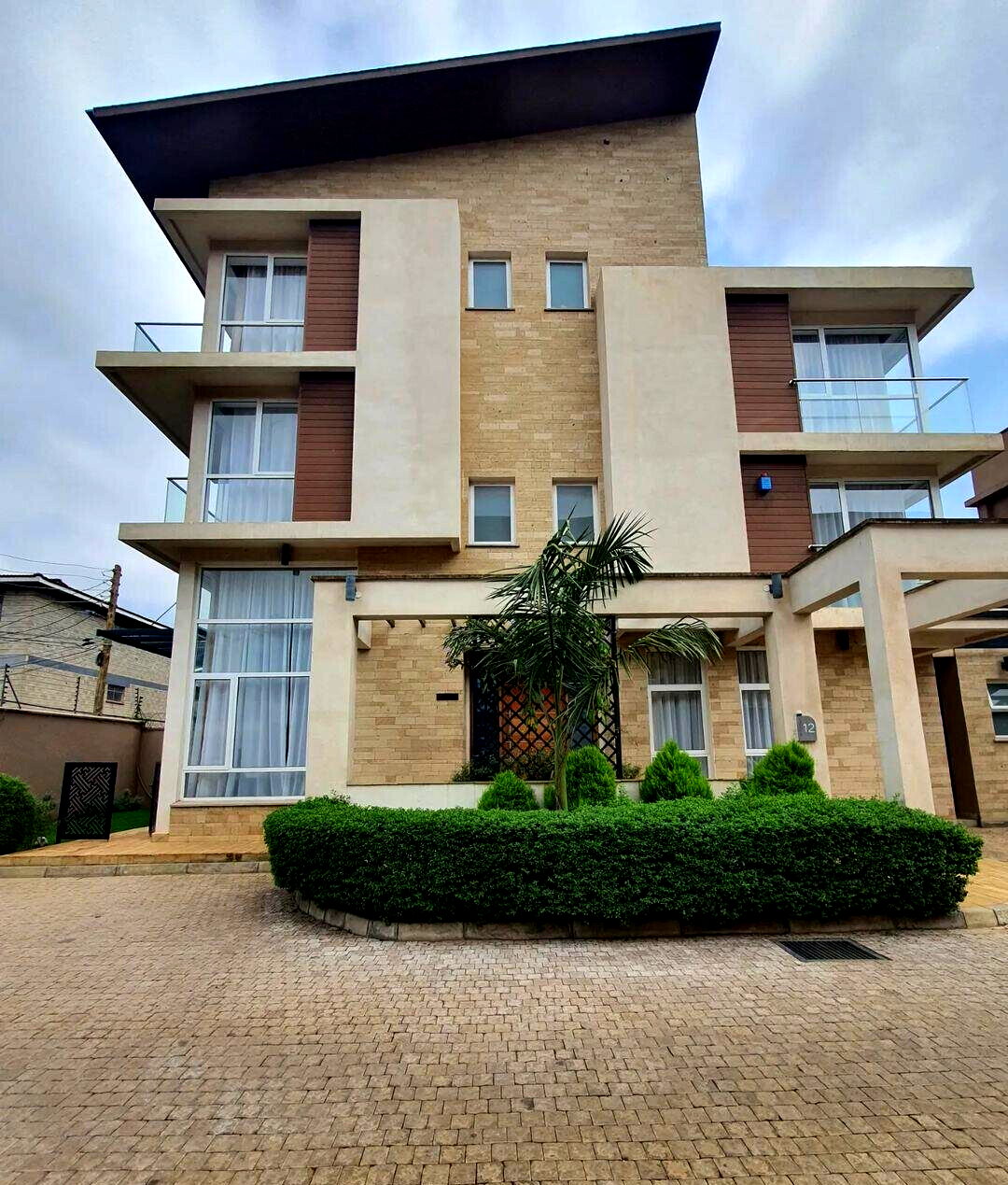 4BR Townhouse with DSQ & Backyard - Lavington Gated Community