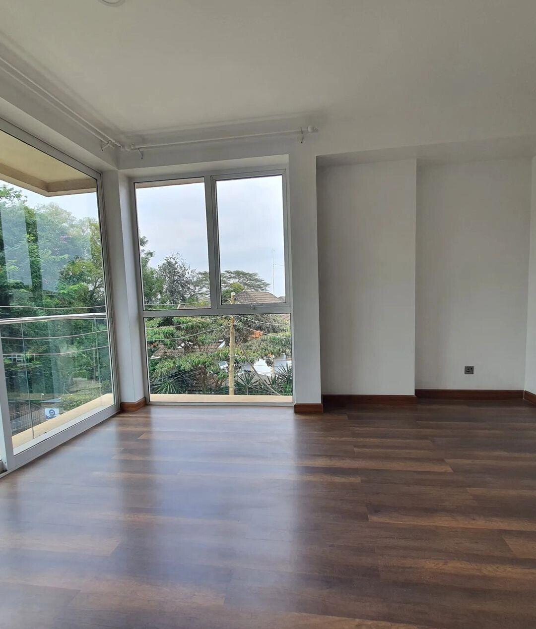 4BR Townhouse with DSQ & Backyard - Lavington Gated Community