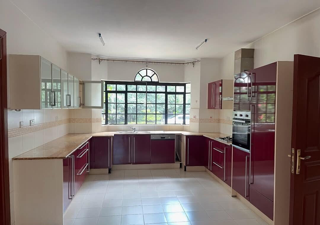 5-Ensuite Townhouse with Private Garden & DSQ - Lavington Gated