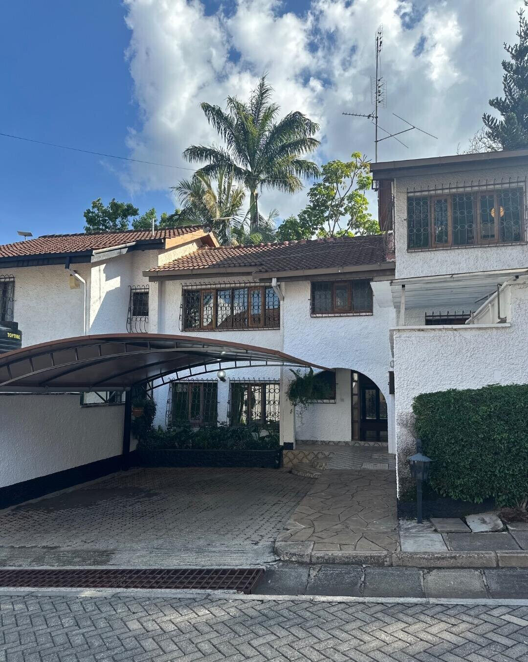 3-Level Townhouse with Sunken Lounge & Study - Kilimani