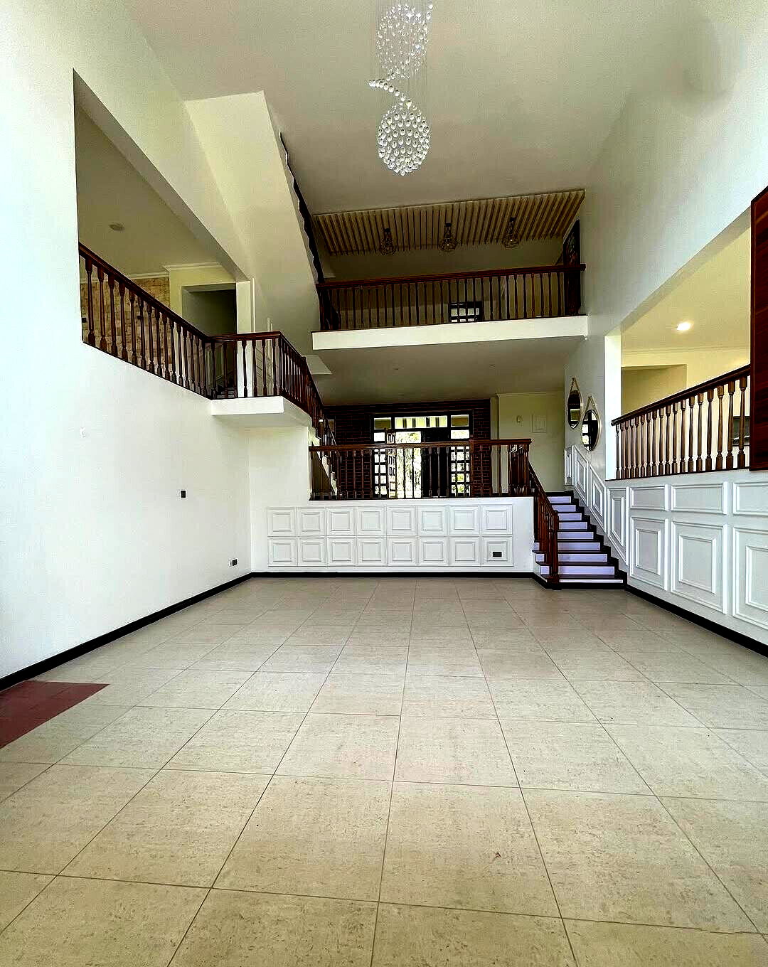 Waterfront 5-Ensuite Villa with Clubhouse Access – Karen