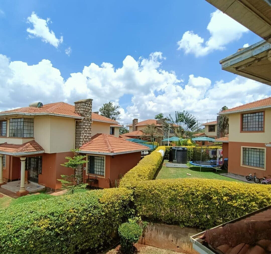 4BR Townhouse with DSQ & Mature Gardens - Ridgeways