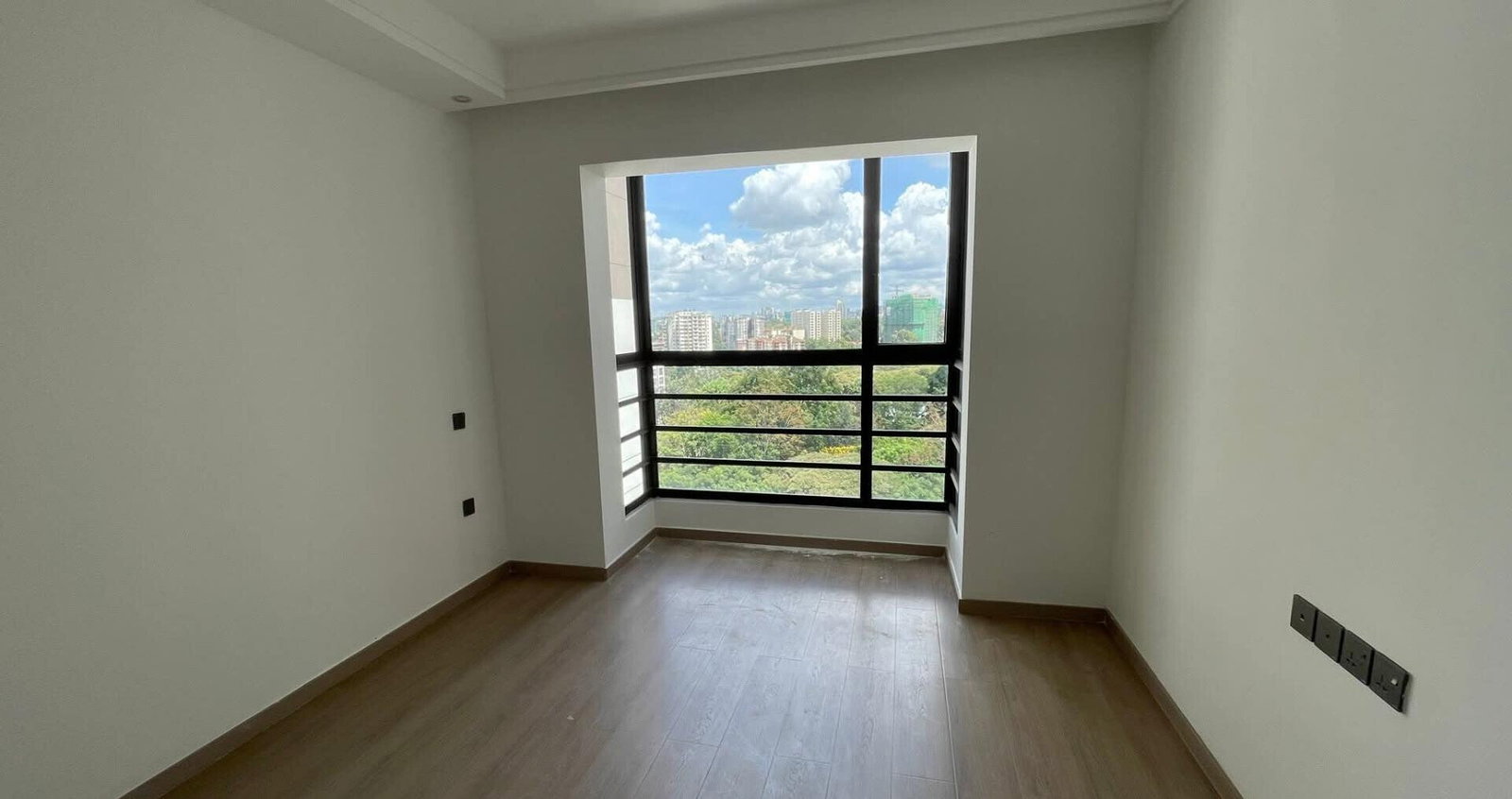 Ground-Floor 2BR with Pool & Gym Access - Riverside Drive