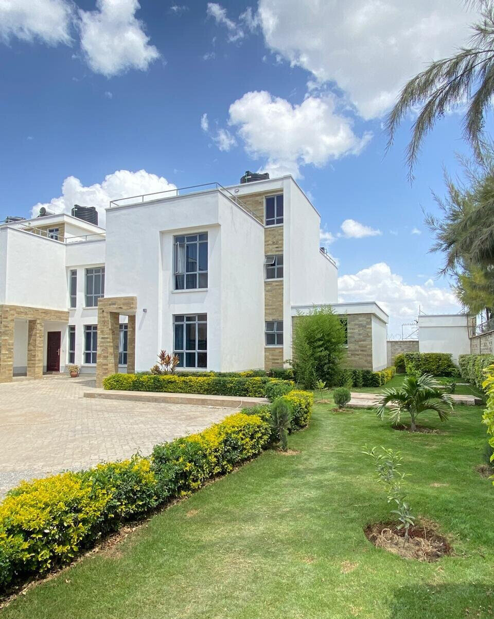 Scandi-Design 4BR Townhouse with Study & Rooftop Terrace - Syokimau
