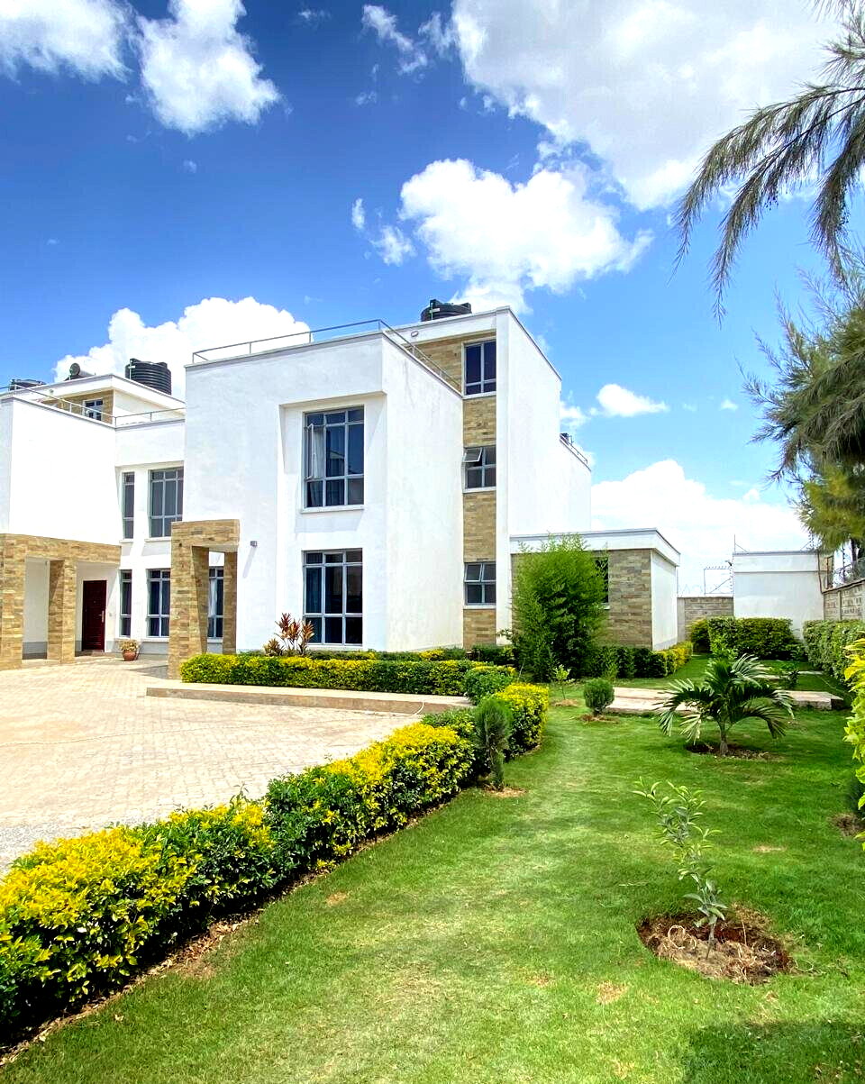 Scandi-Design 4BR Townhouse with Study & Rooftop Terrace - Syokimau