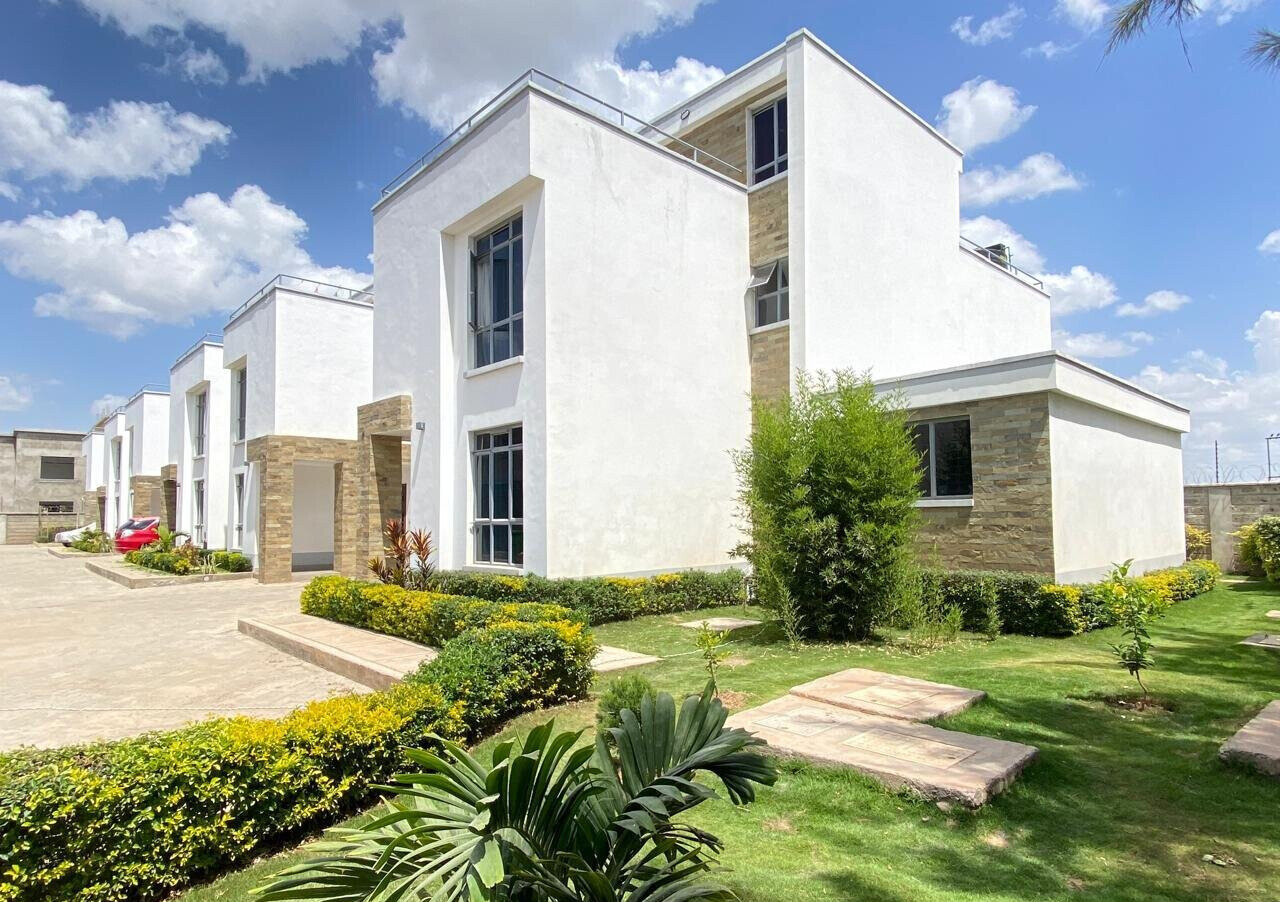 Scandi-Design 4BR Townhouse with Study & Rooftop Terrace - Syokimau