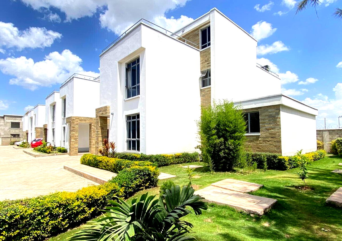 Scandi-Design 4BR Townhouse with Study & Rooftop Terrace - Syokimau