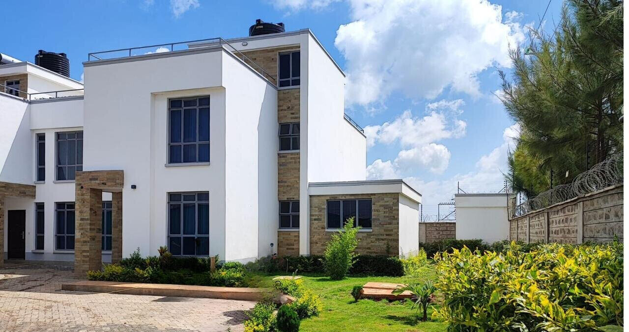 Scandi-Design 4BR Townhouse with Study & Rooftop Terrace - Syokimau
