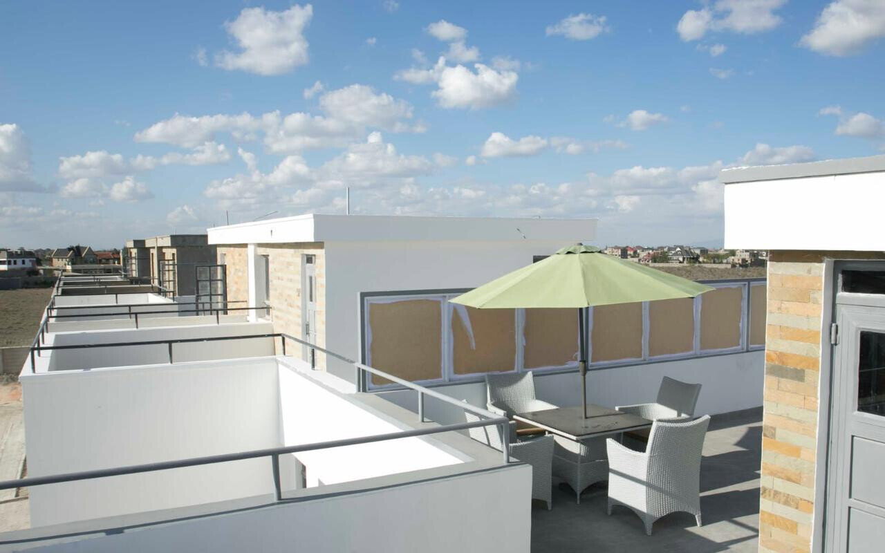 Scandi-Design 4BR Townhouse with Study & Rooftop Terrace - Syokimau