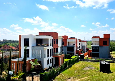 4BR Villa with Double-Volume Lounge & Solar Panels - Membley