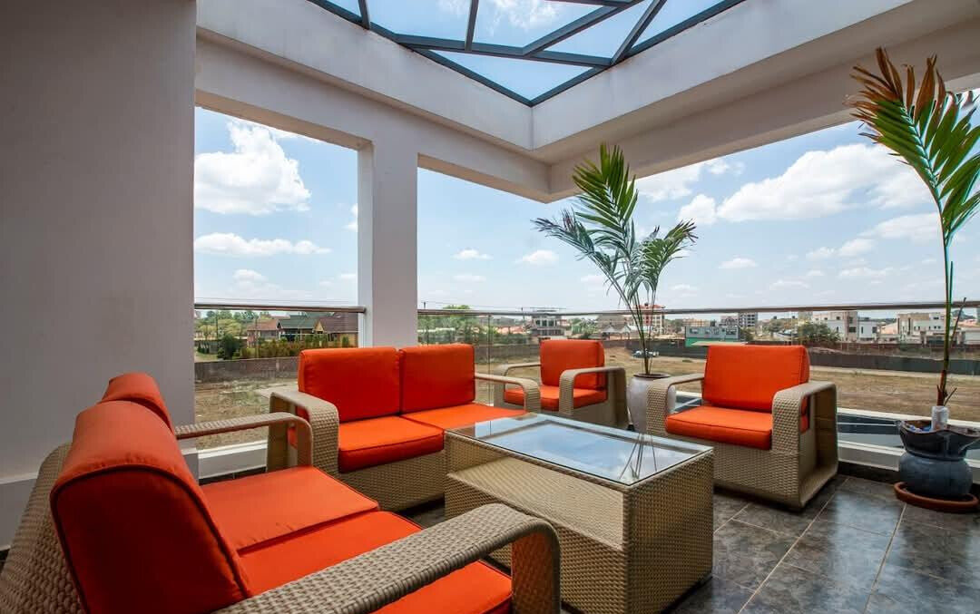 4BR Villa with Double-Volume Lounge & Solar Panels - Membley
