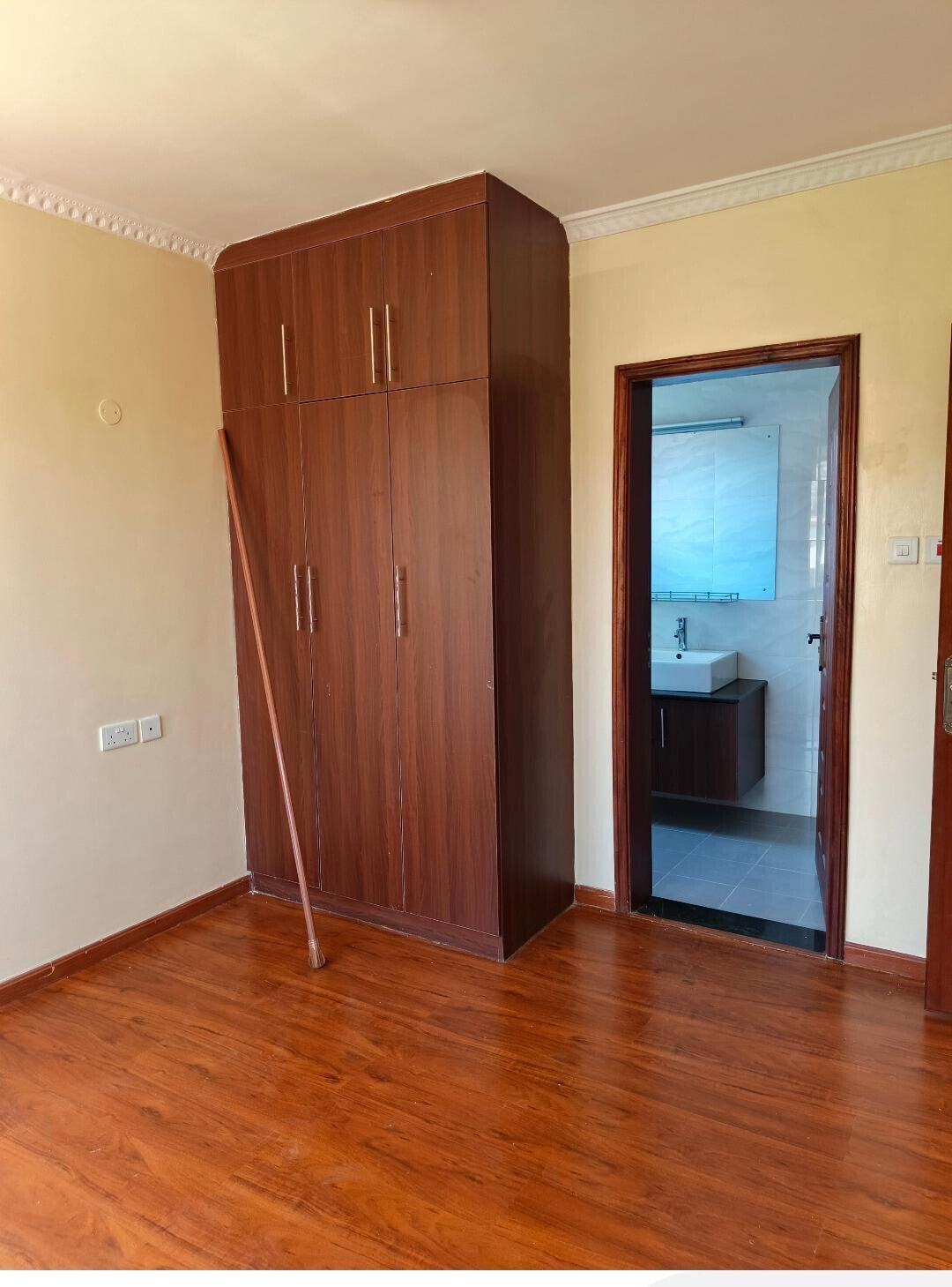 Charming 5-Ensuite Townhouse with Fireplace & DSQ - Lavington