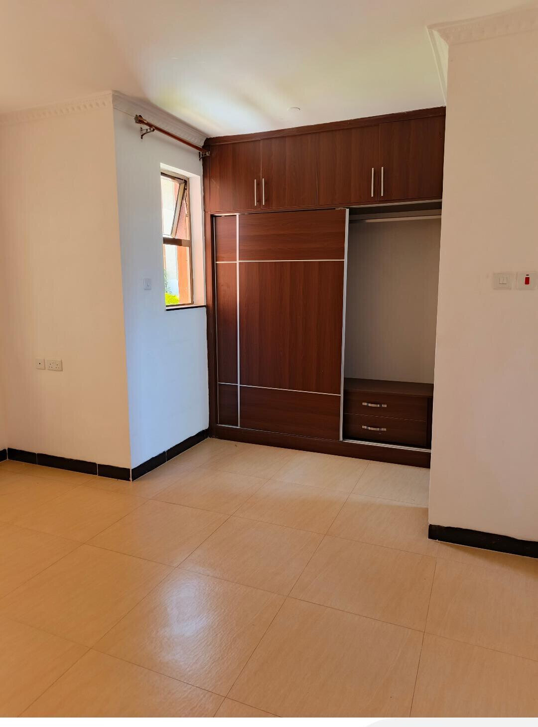Charming 5-Ensuite Townhouse with Fireplace & DSQ - Lavington