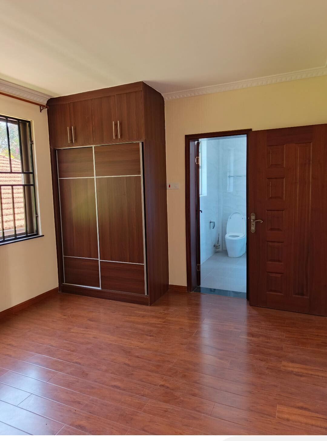 Charming 5-Ensuite Townhouse with Fireplace & DSQ - Lavington