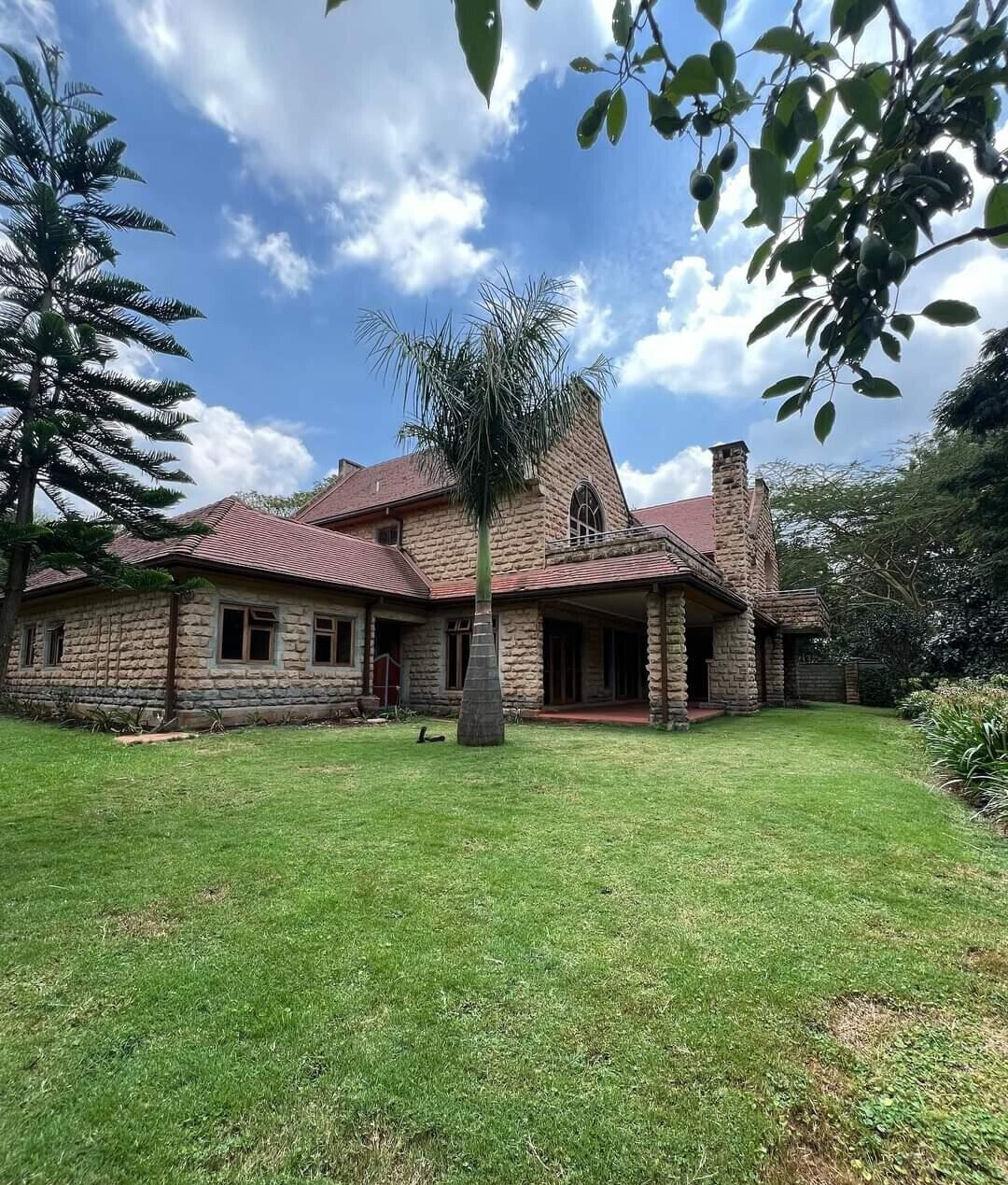 5-Bed Townhouse with Study, 4 Fireplaces & Clubhouse – Karen