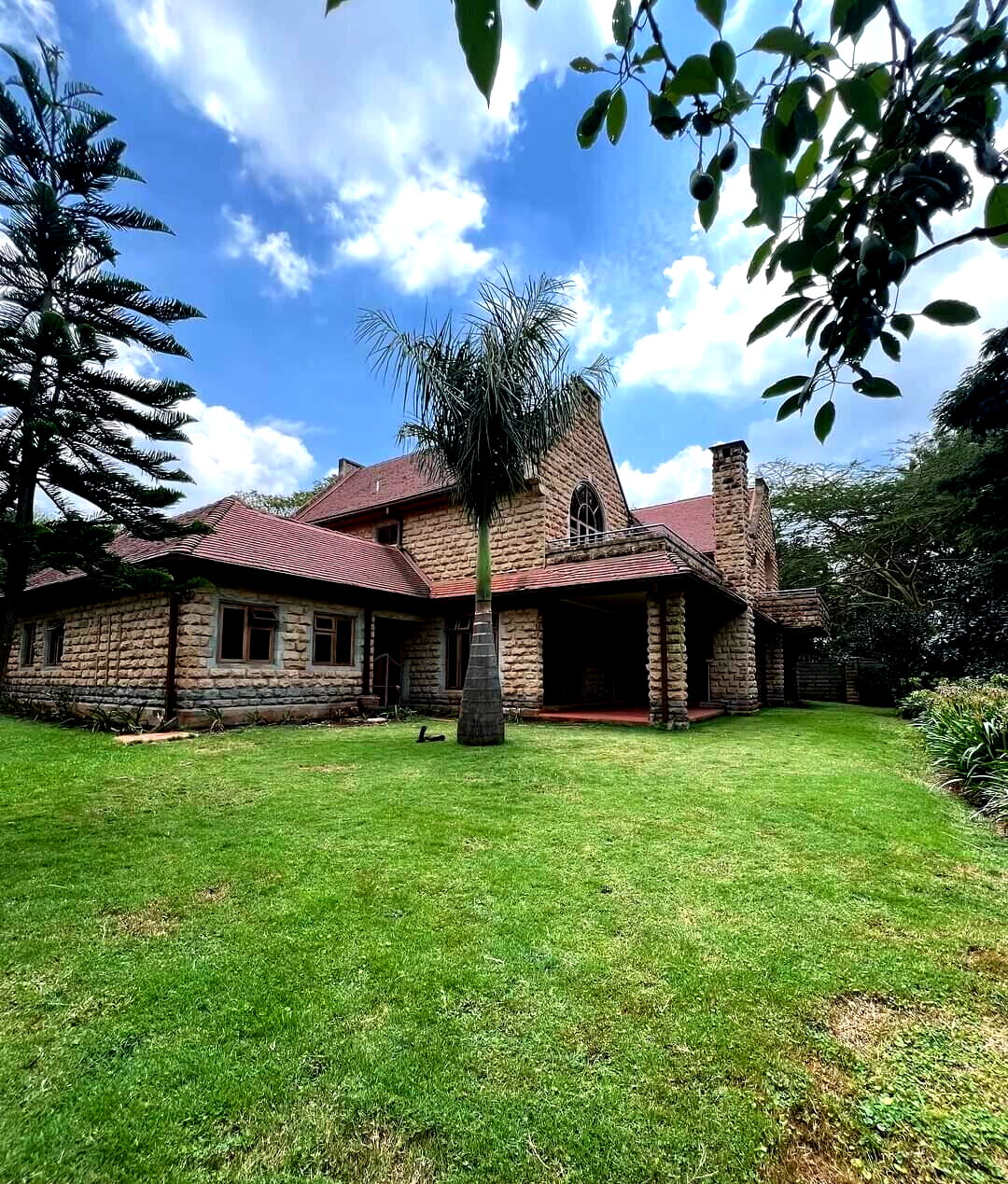 5-Bed Townhouse with Study, 4 Fireplaces & Clubhouse – Karen