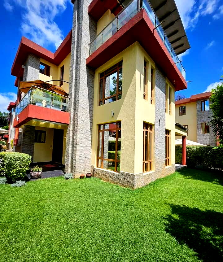 Pet-Friendly 5-Ensuite Townhouse Near Jeffery Sports Club - Lavington