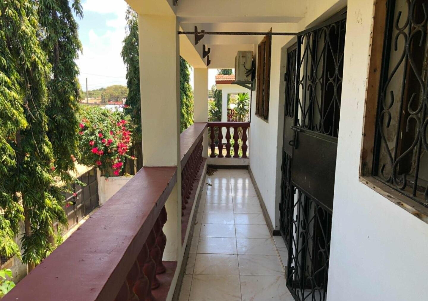 Quarter Acre 3BR Haven with Garden