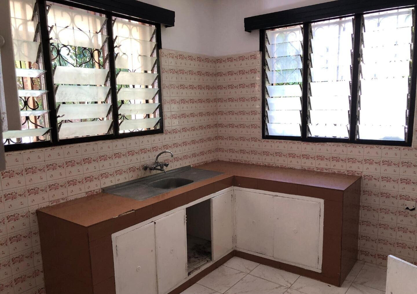 Quarter Acre 3BR Haven with Garden