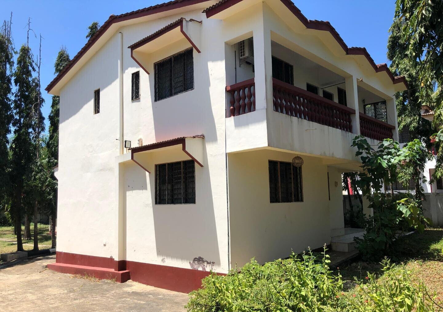 Quarter Acre 3BR Haven with Garden