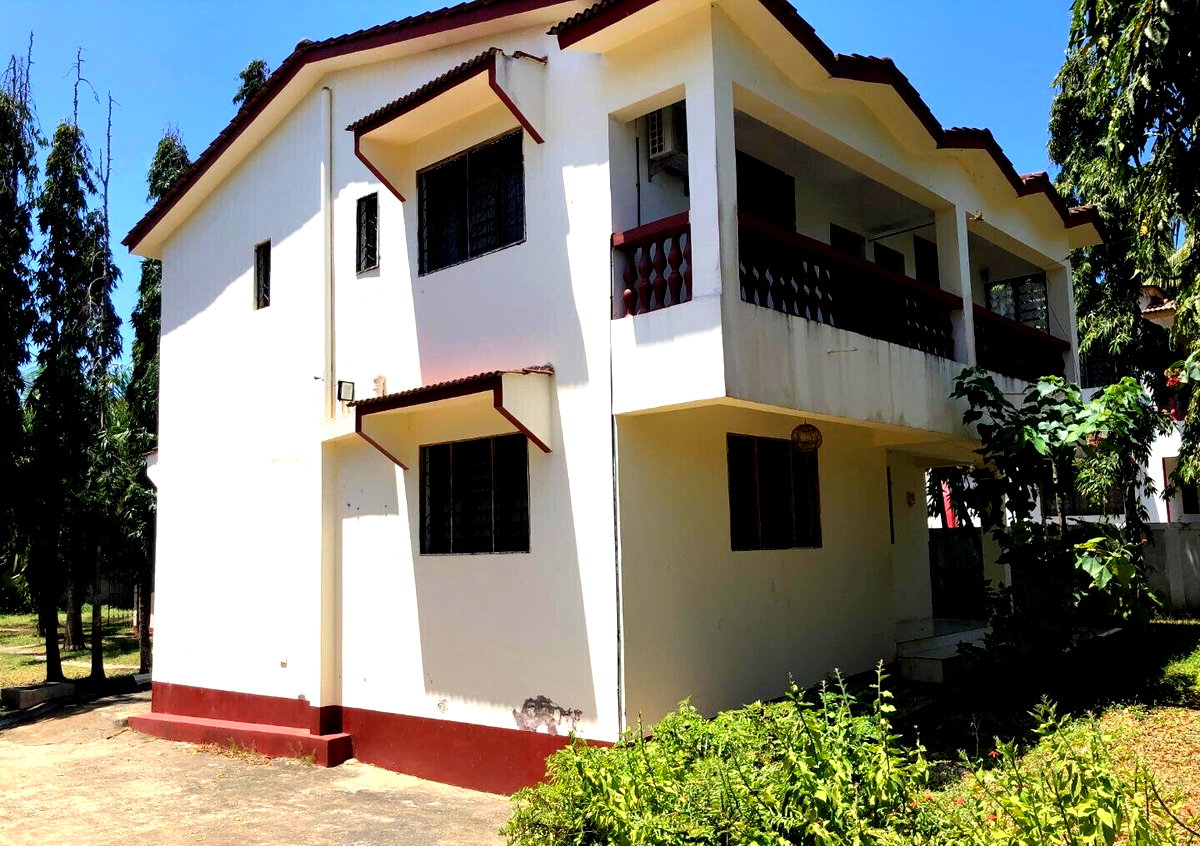 Quarter Acre 3BR Haven with Garden