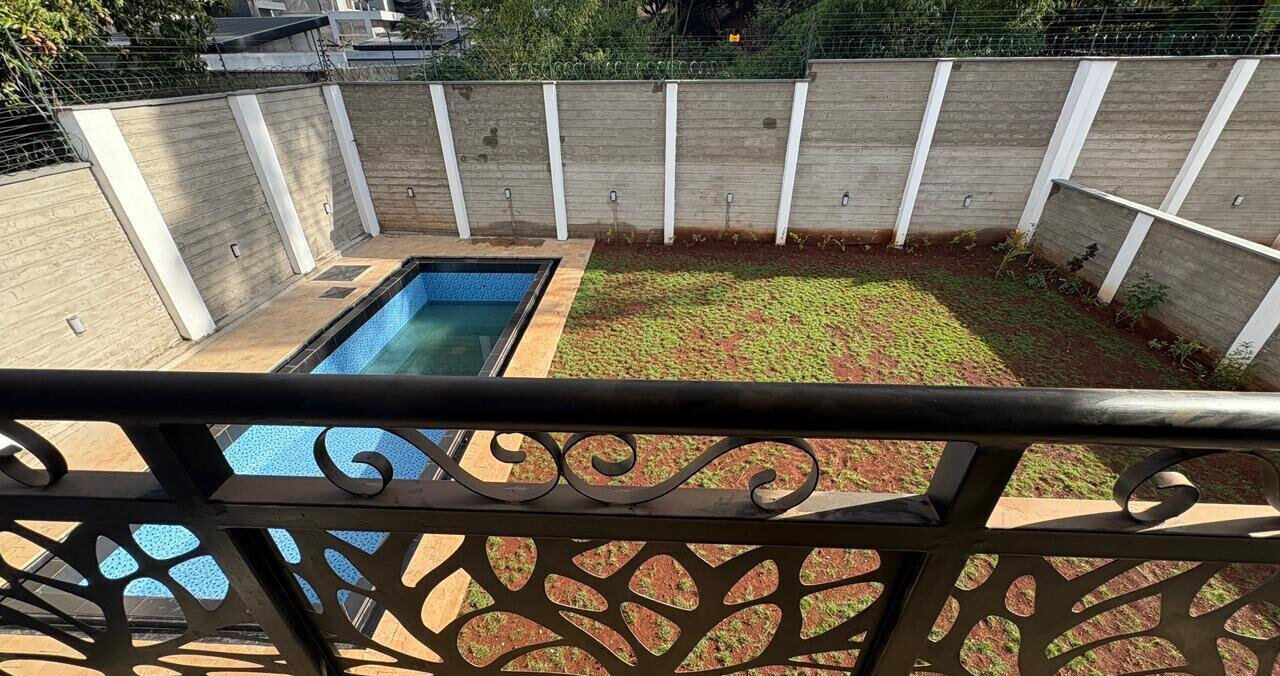 Luxury 5BR Villa with Garden