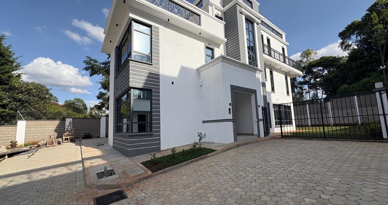 Luxury 5BR Villa with Garden