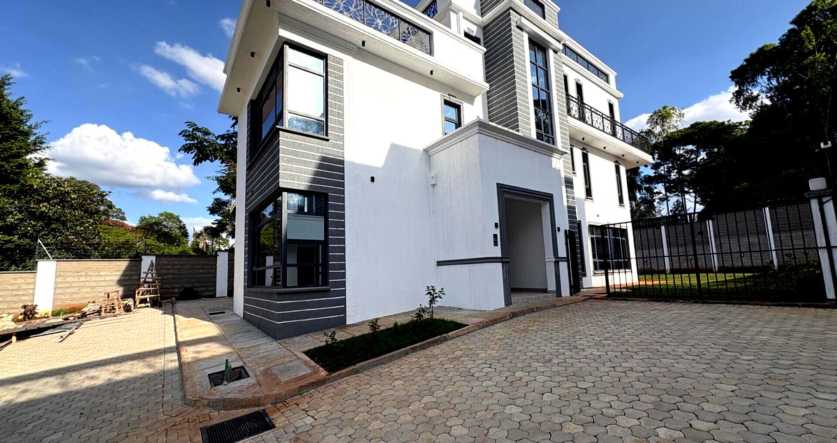 Luxury 5BR Villa with Garden