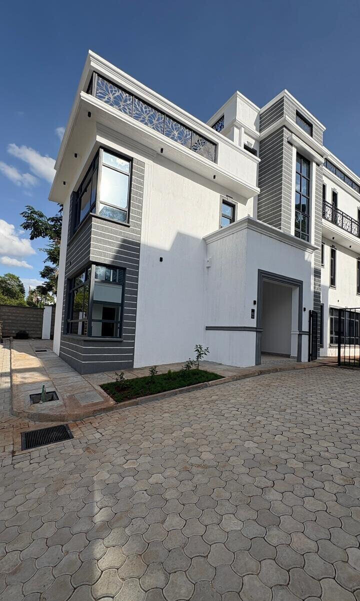 Luxury 5BR Villa with Garden