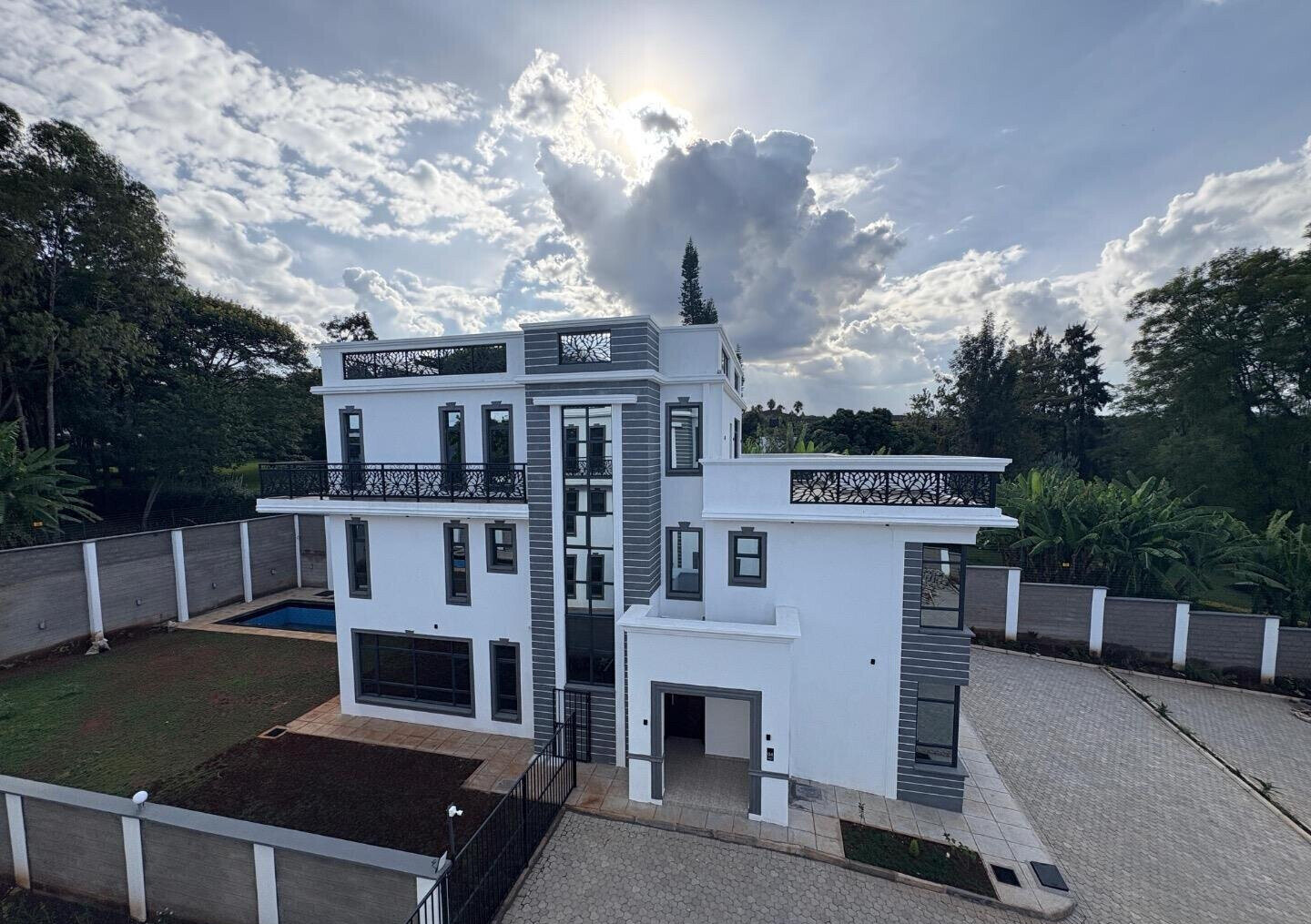 Luxury 5BR Villa with Garden