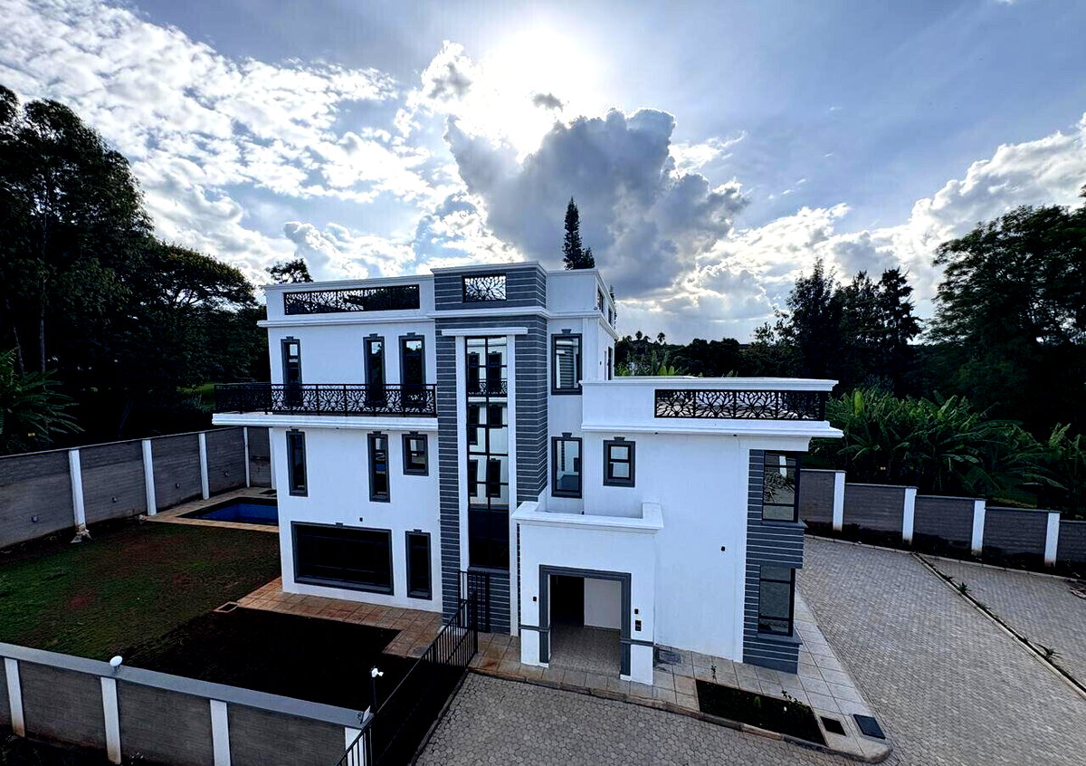 Luxury 5BR Villa with Garden