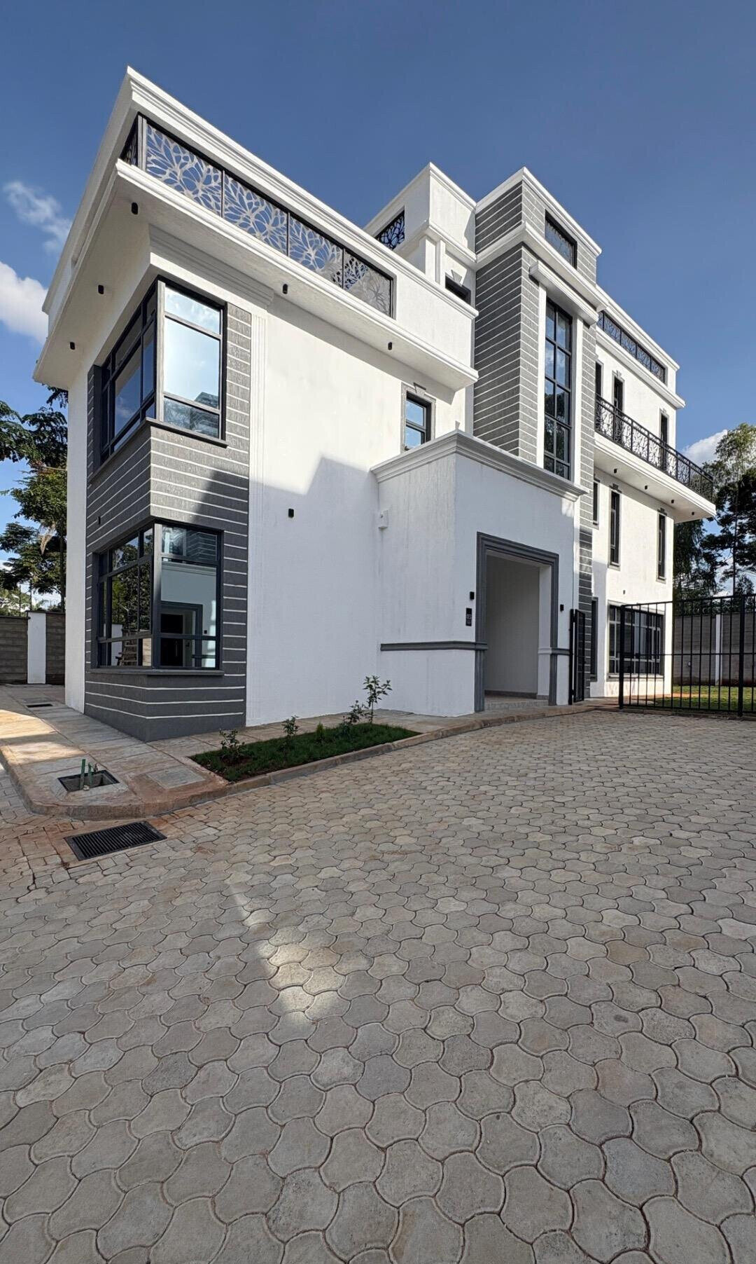 Luxury 5BR Villa with Garden