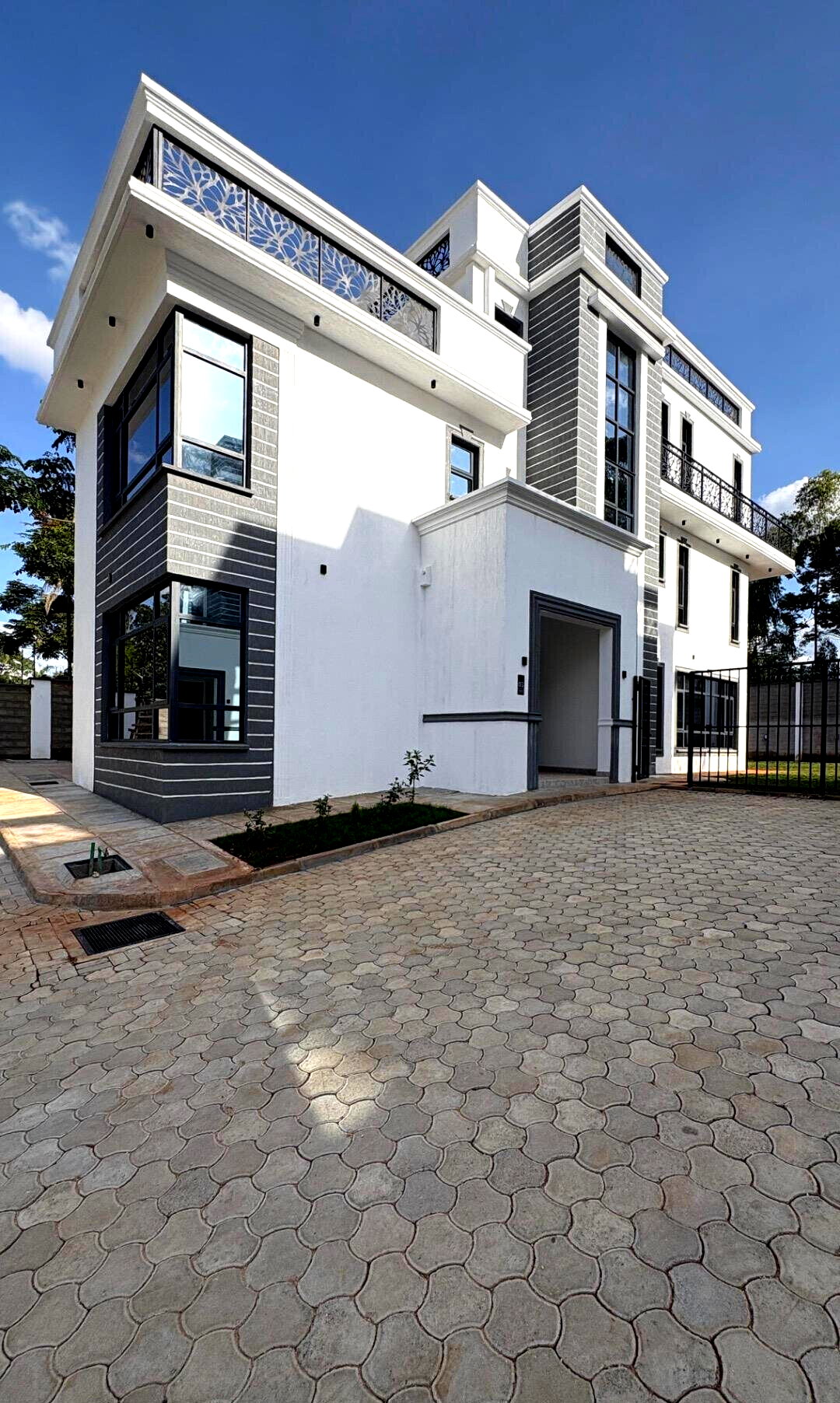 Luxury 5BR Villa with Garden