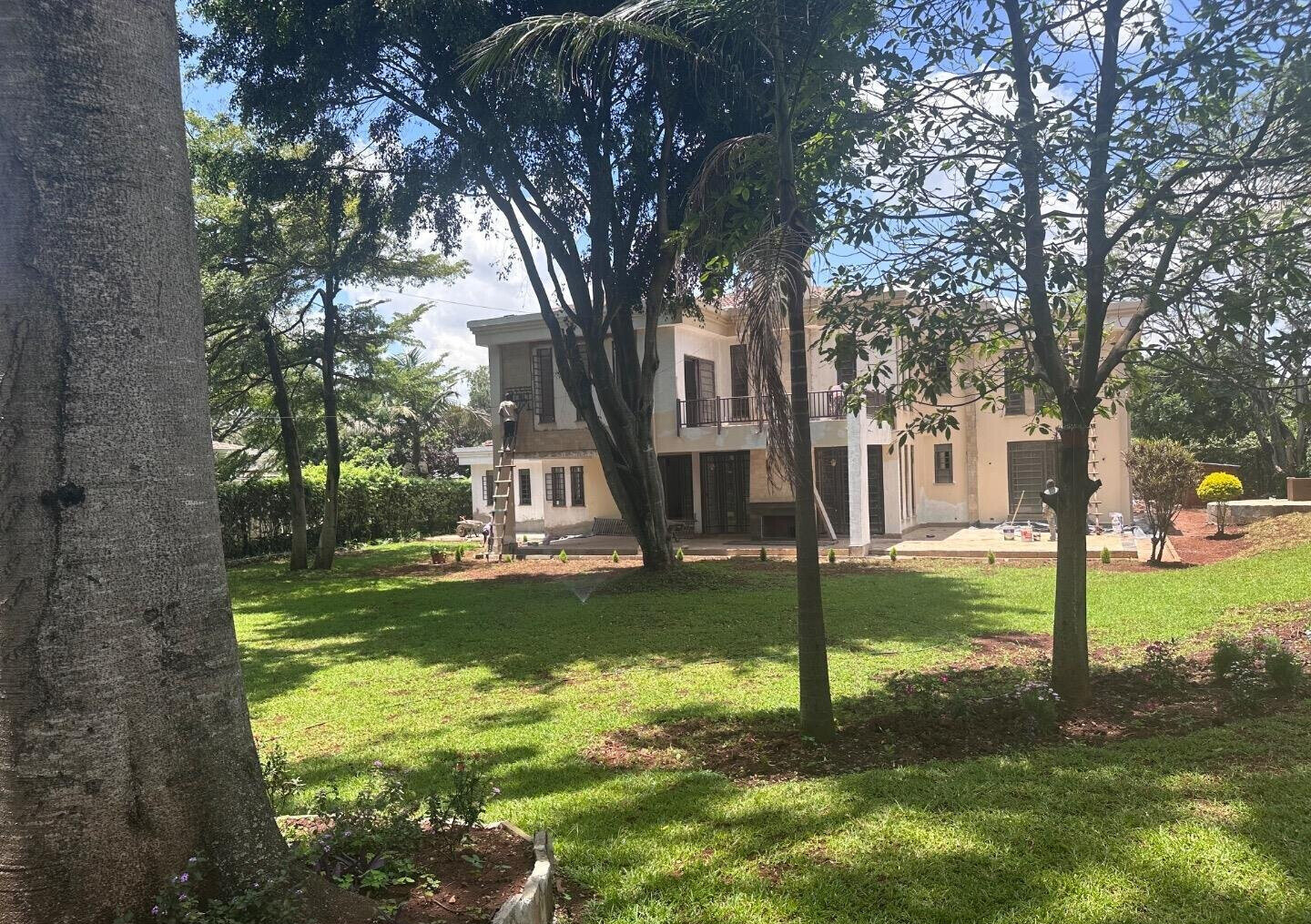 5-Ensuite Townhouse on Half-Acre with Spacious Living – Karen Miotoni